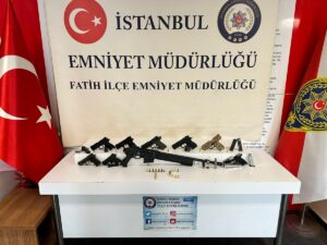 İSTANBUL (AA) – Fatih'te işlettiği bakkalda silah ticareti yapan şüpheli