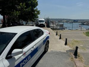 İSTANBUL (AA) – İstanbul Büyükçekmece'de denizde halıya sarılmış ve ayaklarına