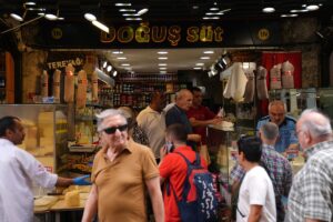 - Kent sakinlerinin bayram alışverişi için tercih ettiği mekanlardan Mısır