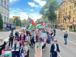 STOCKHOLM (AA) – İsveç'te İsrail Büyükelçiliği önünde toplanan grup, Gazze'ye