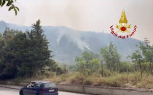 ROMA (AA) – İtalya'nın Napoli kenti yakınlarında dün akşam başlayan