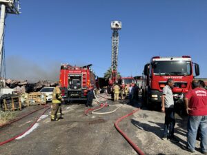 İZMİR (AA) – İzmir'in Menderes ilçesinde, kamp ve plaj sandalyesi