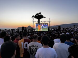 İZMİR (AA) – İzmir'in Konak ilçesinde vatandaşlar, 2024 Avrupa Futbol