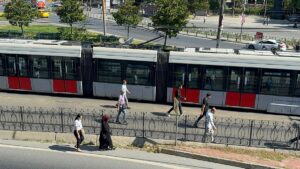İSTANBUL (AA) – T1 Kabataş-Bağcılar Tramvay Hattı'nda, bir kara yolu