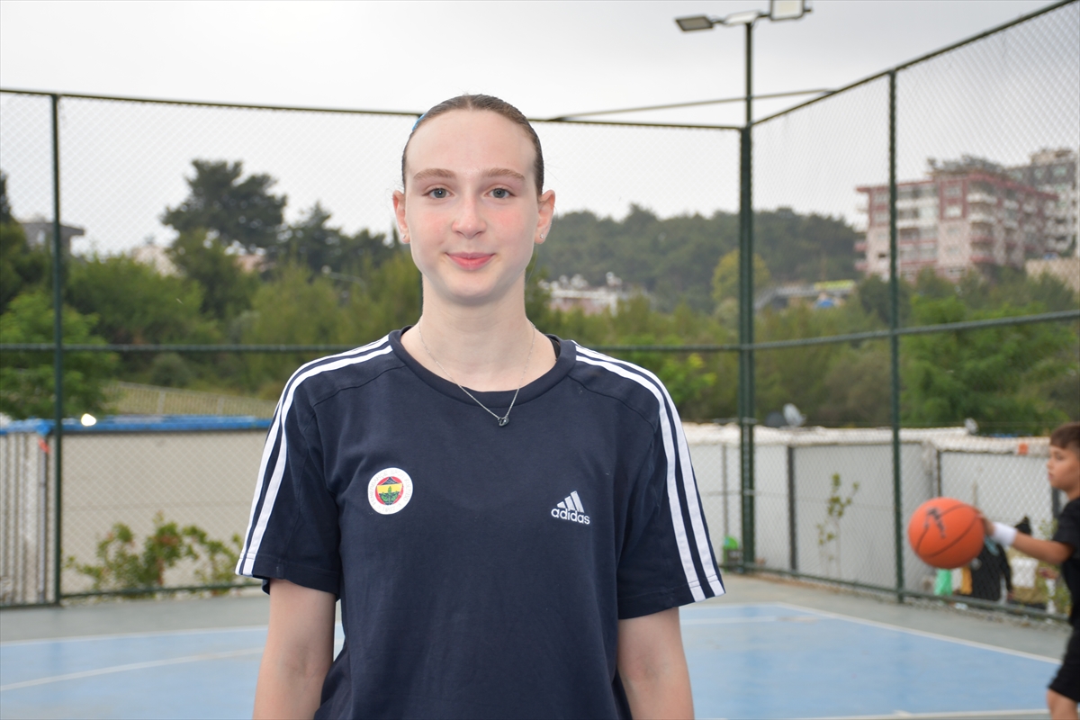 Kadın basketbolcular, Hatay Basketköy'de depremzede çocuklarla buluştu