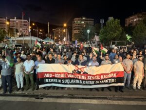 KAHRAMANMARAŞ (AA) – Kahramanmaraş'ta toplanan vatandaşlar, İsrail'in Gazze'ye yönelik saldırılarına