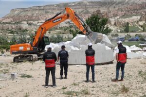 NEVŞEHİR (AA) – Kapadokya'da, peribacası oluşumlarının yakınına kaçak inşa edilen