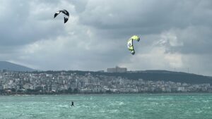 ​​​​SAMSUN (AA) – Samsun'un Atakum ilçesi sahilinde etkili rüzgarı fırsat