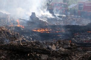 KASTAMONU (AA) – Kastamonu'nun Araç ilçesinde çıkan yangında 11 ev