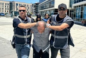 KAYSERİ (AA) – Kayseri'de Atatürk Anıtı'na baltayla saldıran biri kadın