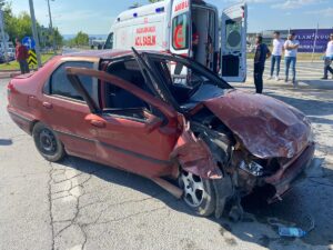 KAYSERİ (AA) – Kayseri'nin merkez Melikgazi ilçesinde iki otomobilin çarpışması