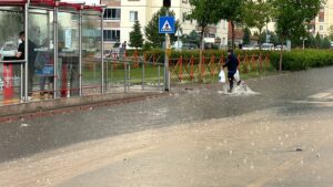 KAYSERİ (AA) – Kayseri'de sağanak ve dolu hayatı olumsuz etkiledi.