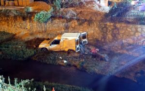 KIRIKKALE (AA) – Kırıkkale'de hafif ticari aracın dereye düşmesi sonucu