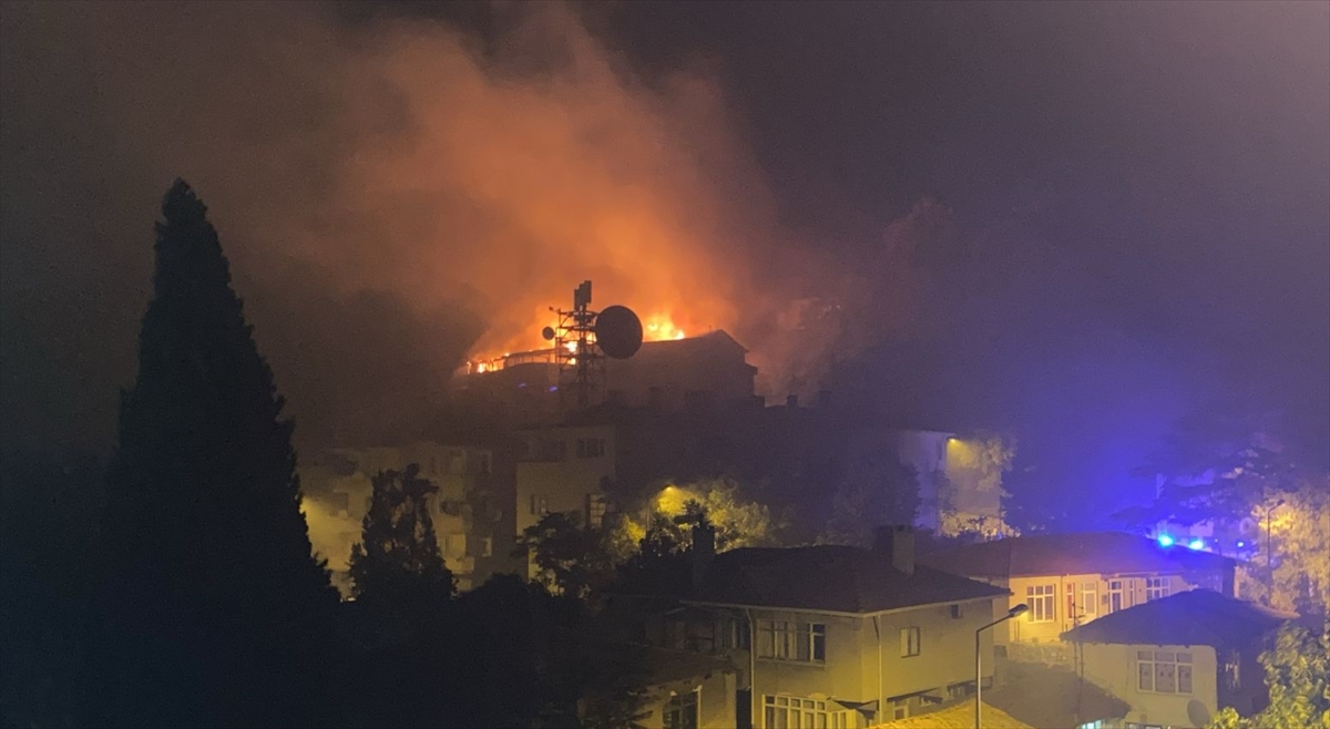 Kırklareli'nde binaların çatılarındaki yangına müdahale ediliyor