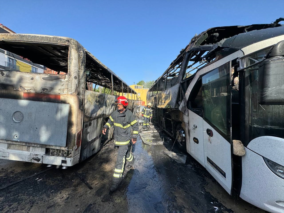 Kocaeli'de çıkan yangında 3 otobüs kullanılamaz hale geldi