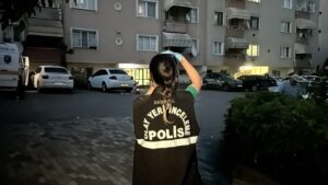 KOCAELİ (AA) – Kocaeli'nin Derince ilçesinde apartmanın dördüncü kattaki evlerinin