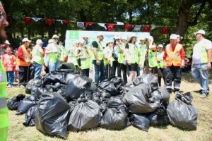 - Gebze ilçesindeki Denizli Göleti kenarında yapılan temizliğe öğrenci, öğretmen,