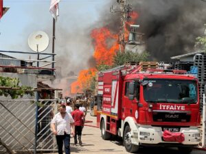 KOCAELİ (AA) – Kocaeli'nin Gebze ilçesinde palet fabrikasında çıkan yangının