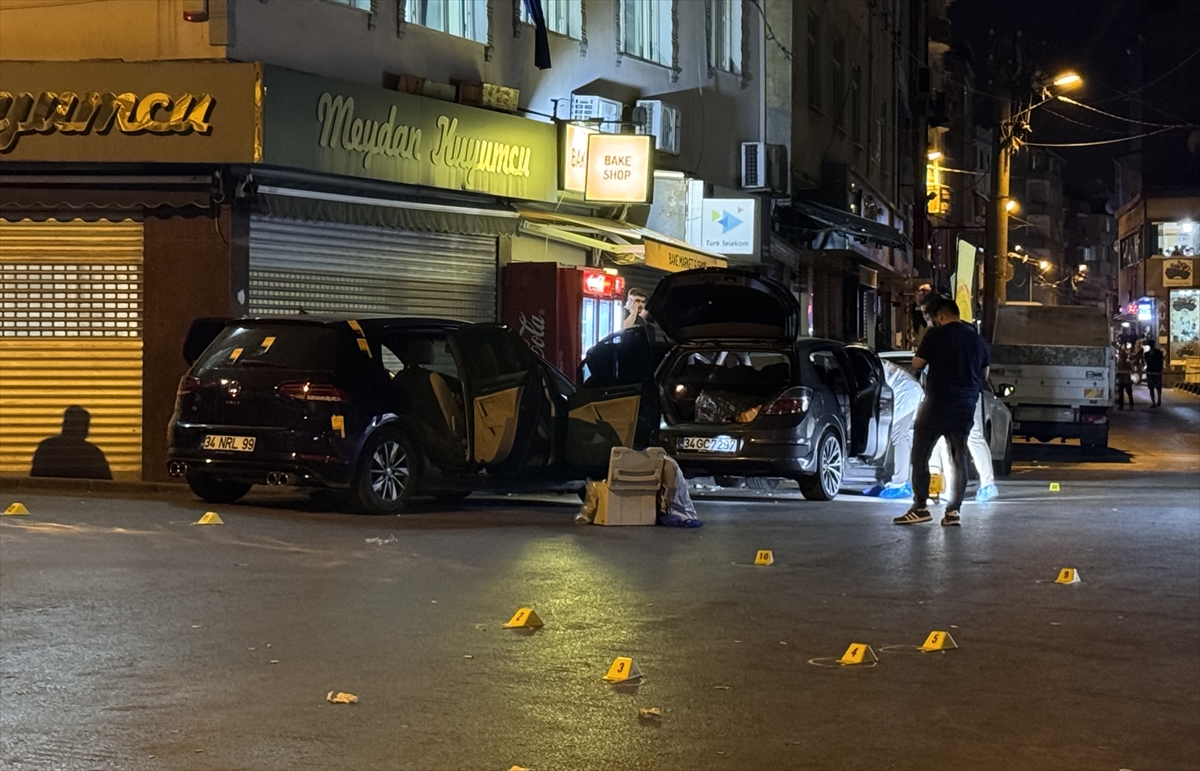 Küçükçekmece'de araçtan silahla ateş açılması sonucu 2 kişi yaralandı