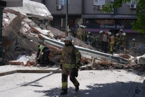 İSTANBUL (AA) – Küçükçekmece'de 3 katlı bir binanın çökmesi ve