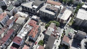 İSTANBUL (AA) – Küçükçekmece'de çöken apartman ile yıkımı yapılan yanındaki