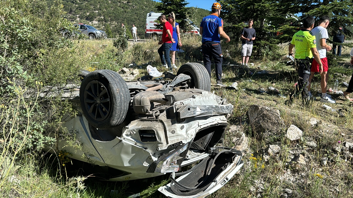 Kütahya'da şarampole devrilen otomobildeki 6 kişi yaralandı