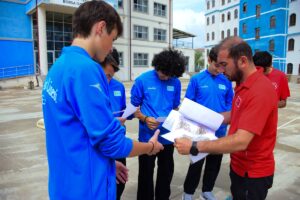 ESKİŞEHİR (AA) – DENİZ AÇIK – Eskişehir'deki bir lisede öğrencileriyle