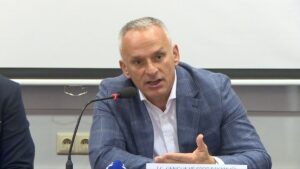 - Yarışa 17 ülkeden 180 yüzücünün kayıt yaptırdı