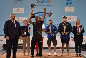 - 15 Yaş altı kadın milli halterciler, takım halinde Avrupa