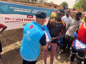 NİAMEY (AA) – Afrika ülkelerinde, ayaklarında ayakkabı, üzerlerinde kıyafet, kimi