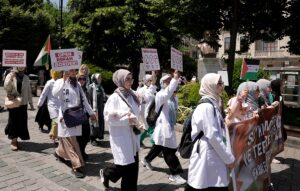 İSTANBUL (AA) – "Hekimlerden Sessiz Yürüyüş İnisiyatifi"ne üye sağlık çalışanları,