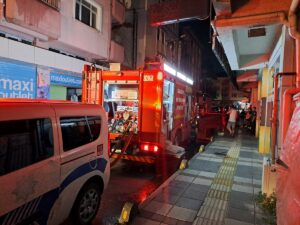 SAKARYA (AA) – Sakarya'nın Adapazarı ilçesinde bir apartmanın çatısında çıkan