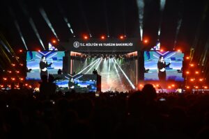 TRABZON (AA) – Şarkıcı Simge, Trabzon'da sahneye çıktı. Türkiye Kültür