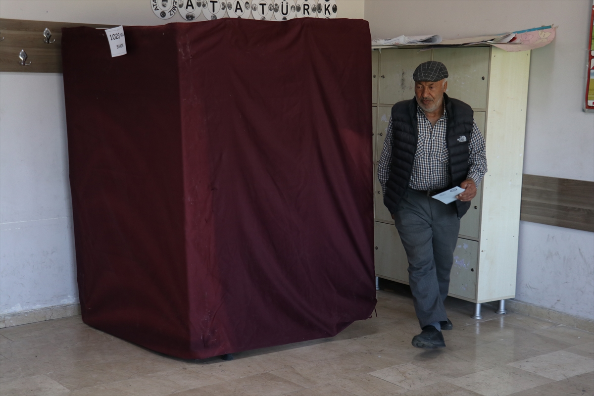 Seçimlerin yenilendiği Sivas'ın Güneykaya beldesinde oy kullanma işlemi başladı