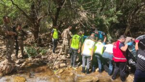 SİİRT (AA) – Siirt'in Eruh ilçesinde otomobilin dere yatağına devrilmesi