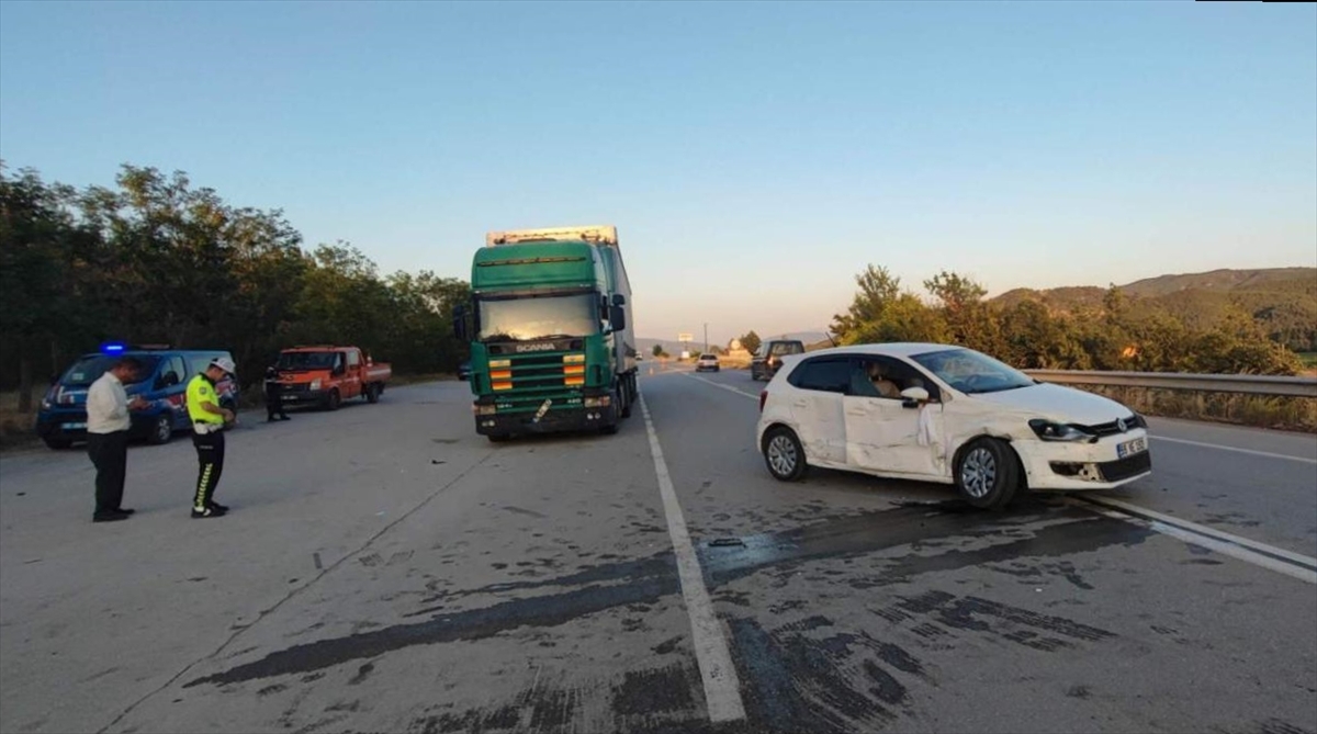 Sinop'ta tırla çarpışan otomobildeki 4 kişi yaralandı