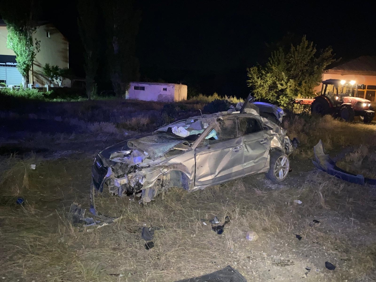 Sivas'ta devrilen otomobilin sürücüsü hayatını kaybetti
