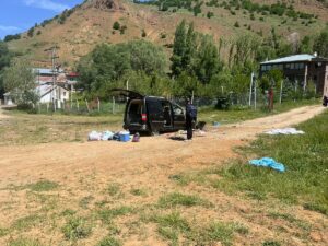 SİVAS (AA) – Sivas'ın İmranlı ilçesinde hafif ticari aracın devrilmesi