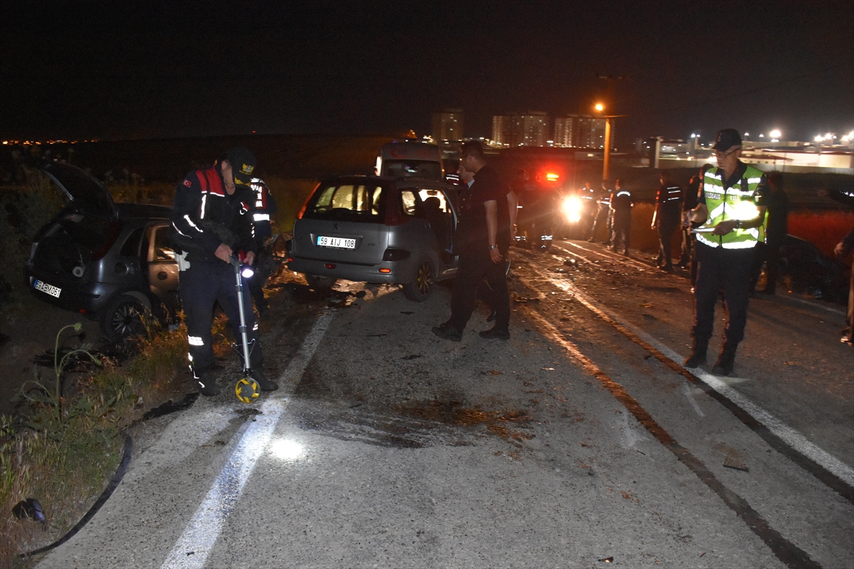 Tekirdağ'da 3 aracın karıştığı kazada 3 kişi öldü, 5 kişi yaralandı
