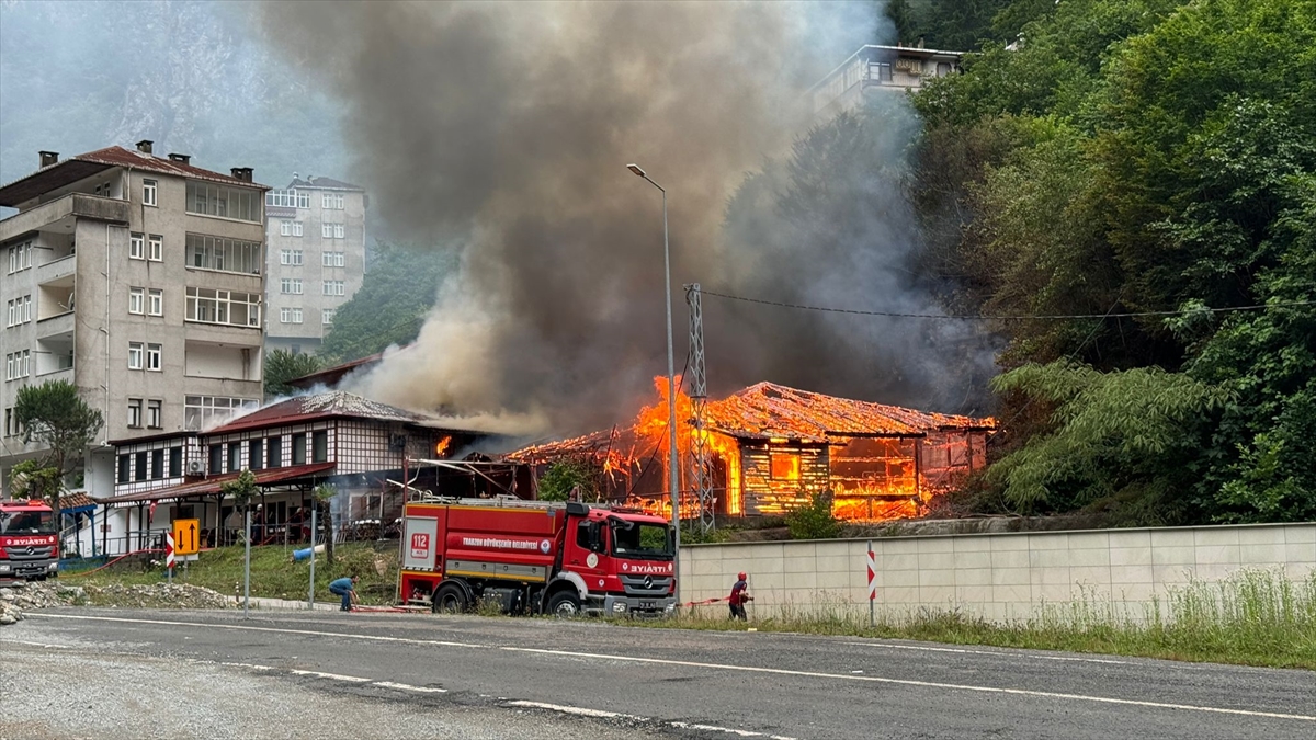 Trabzon'da çıkan yangında düğün salonu ve pansiyon zarar gördü