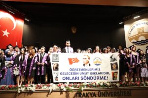 EDİRNE (AA) – Trakya Üniversitesi Eğitim Fakültesi mezuniyet töreninde öğrenciler,