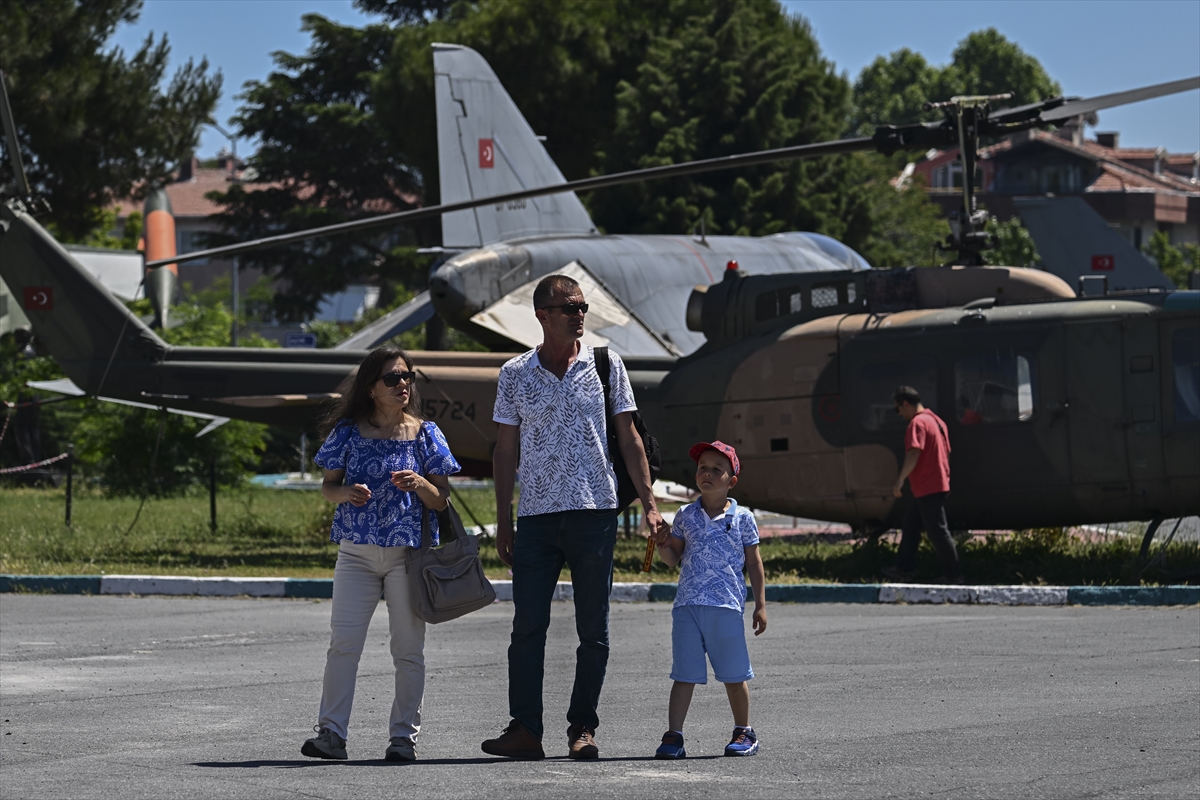Türk Hava Kuvvetlerinin 113. yılı Yeşilköy'de gösteri uçuşuyla kutlandı