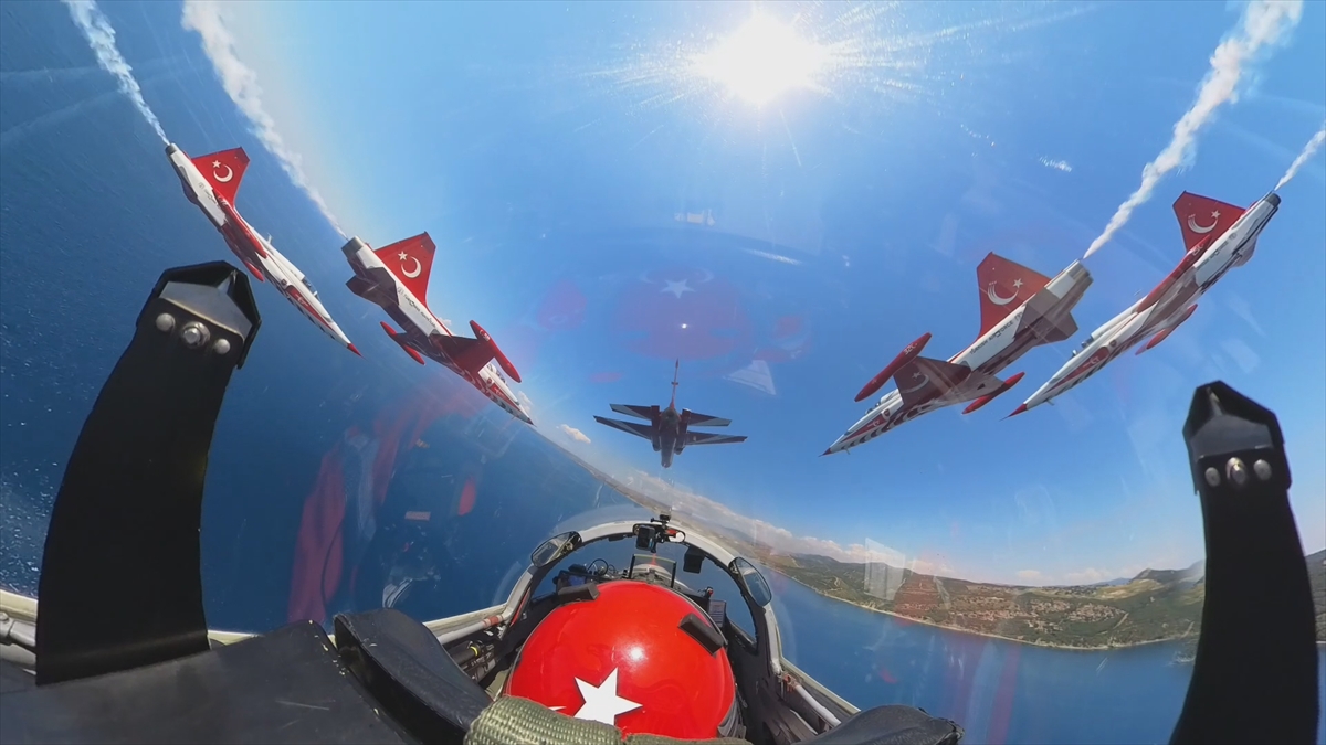 Türk Yıldızları'nın HÜRJET ile kol uçuşunun kokpit görüntüleri nefes kesti
