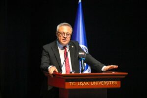 UŞAK (AA) – Uşak Üniversitesini birincilikle bitiren Sümeyye Orakçı, mezun