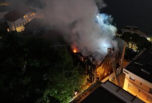 İSTANBUL (AA) – Üsküdar'da üç katlı ahşap binada çıkan yangın