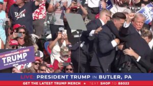 - Korumalar, Donald Trump'ı acilen kürsüden indirirken, olayın suikast girişimi