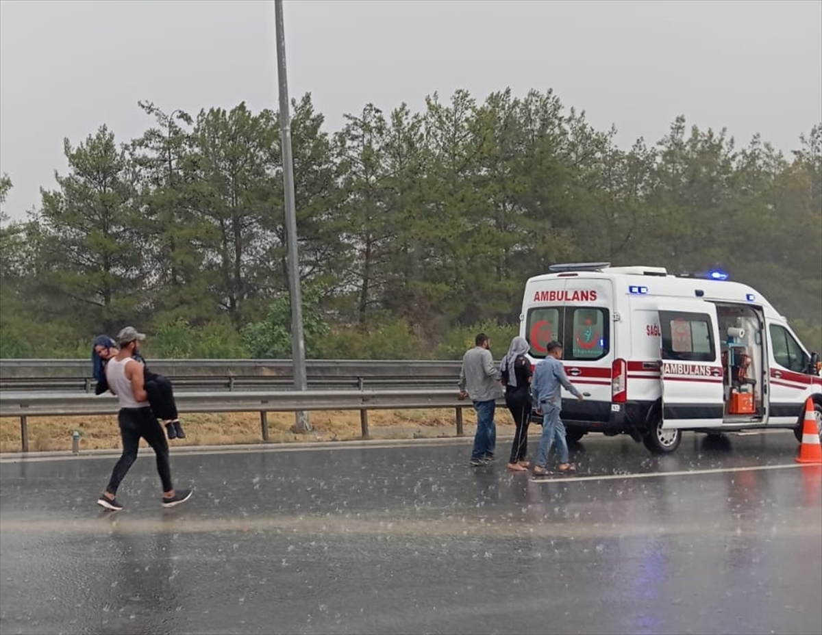 Adana'da tarım işçilerini taşıyan midibüsün devrilmesi sonucu 12 kişi yaralandı