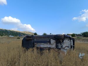 AFYONKARAHİSAR (AA) – Afyonkarahisar'ın Dinar ilçesinde tarlaya devrilen otomobildeki biri