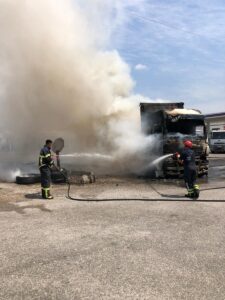 AMASYA (AA) – Amasya'nın Merzifon ilçesinde mobilya yüklü tırda çıkan