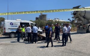 ANTALYA (AA) – Antalya'nın Gazipaşa ilçesinde beton mikseri ile çarpışan